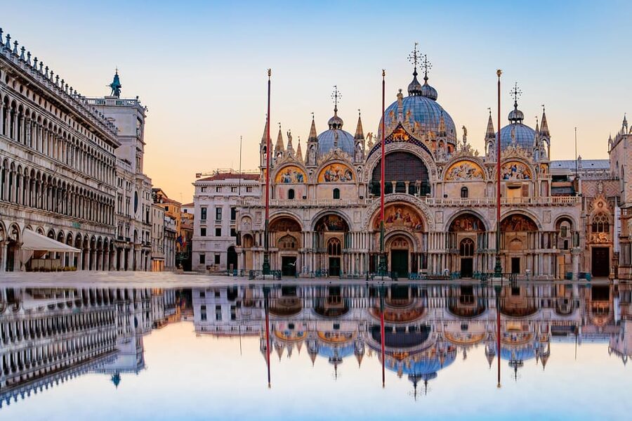 Venice: Priority Access to St. Mark's Basilica & Guided Tour - The one-hour route: facade scenes, then the 8,000-square-meter ceiling