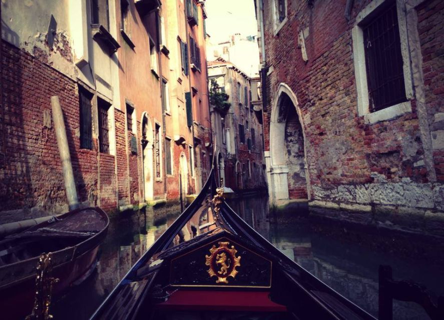 Venice: Private After Dark Tour and Gondola Ride - Meeting at San Giacometto and Setting the Tone Before Rialto