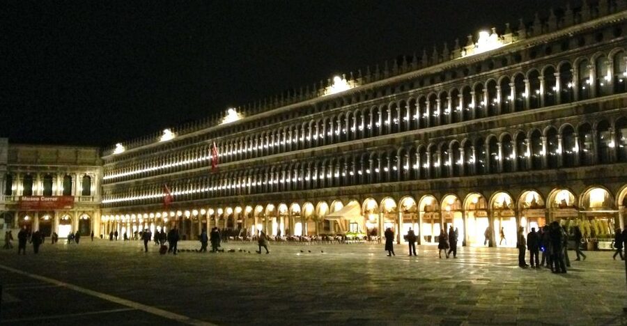 Venice: Private After Dark Tour and Gondola Ride - Gondola Ride Through Quiet Canals: The 30 Minutes That Change Everything