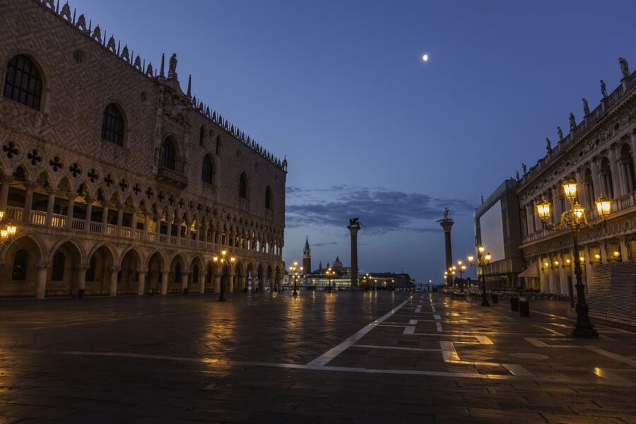 Venice: Private After Dark Tour and Gondola Ride - Campo Santi Giovanni e Paolo: legends, eerie corners, and the Doge mood