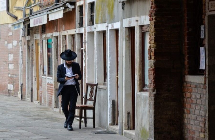 Venice: Private Cannaregio and Jewish Quarter Tour - Entering the Jewish Ghetto over the bridges