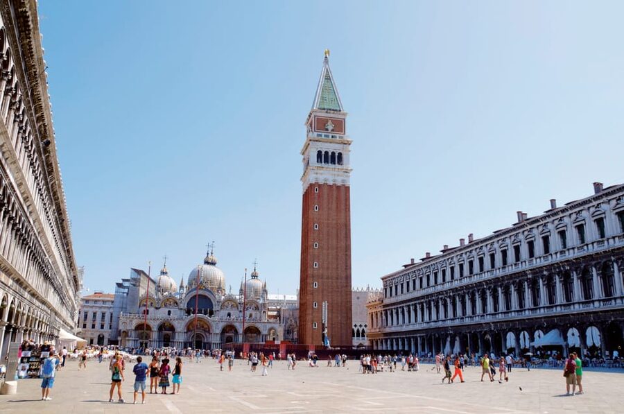 Venice: Private City Hidden Gems and Local Hotspots Tour - Getting oriented at the two-column meeting point