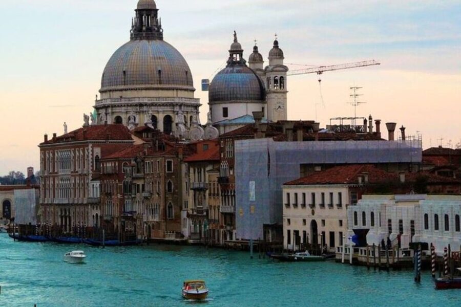 Venice : Private Custom Walking Tour With A Local Guide - Meeting your guide: customization starts before you walk