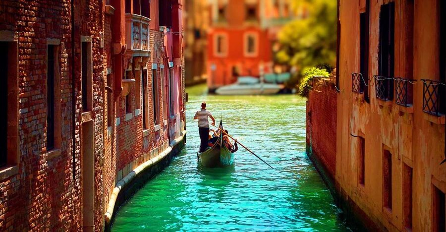Venice: Private Gondola Cruise for up to 5 Passengers - Day vs Night: When the Monuments Look Different