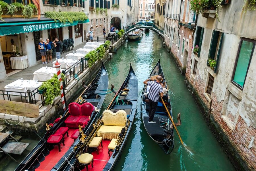 Venice: Private Gondola Ride - It suits couples best, and it works for quick sightseeing