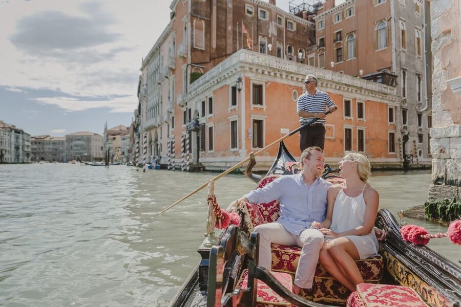 Venice: Private Gondola Ride with Photo Shoot - Why this gondola + photographer combo works better than selfies