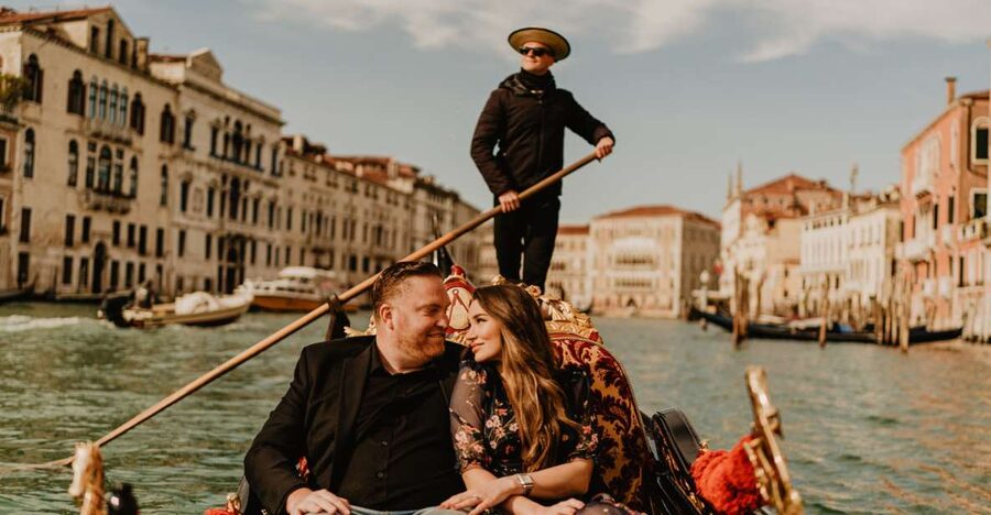 Venice: Private Gondola Ride with Professional Photographer - Who this gondola photo session is best for
