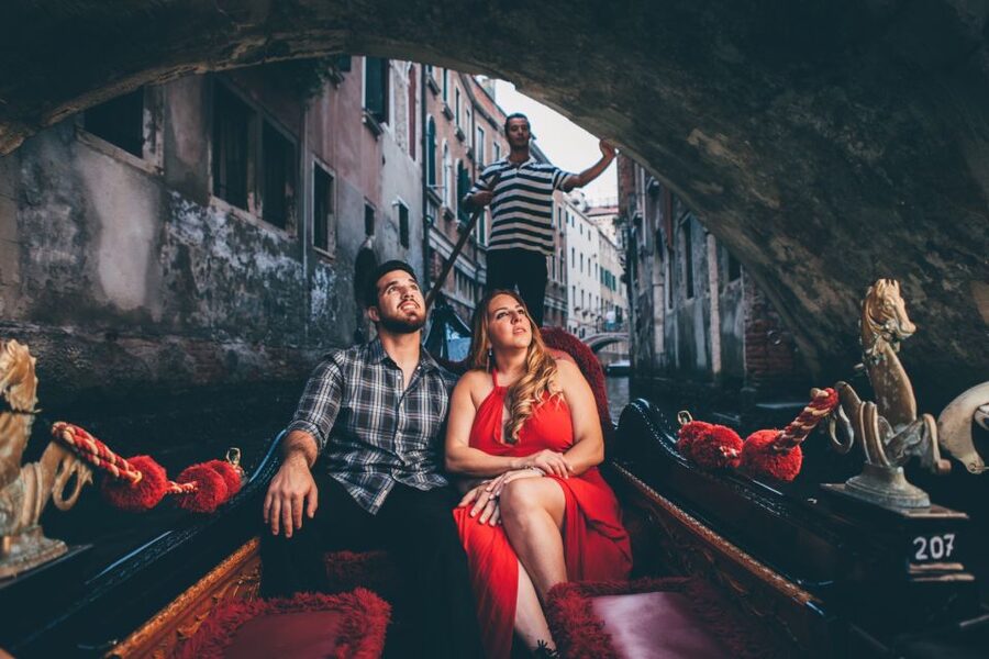 Venice: Private Gondola Ride with Professional Photographer - 30 minutes on the gondola: pacing, posing, and real canal moments