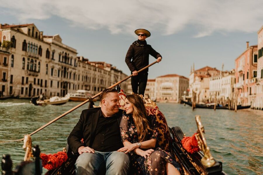 Venice: Private Gondola Ride with Professional Photographer - Price and value: what $430.87 buys for a group up to 4