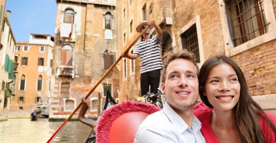 Venice: Private Gondola Ride - What you’re really paying for: the gondolier, not a lecture