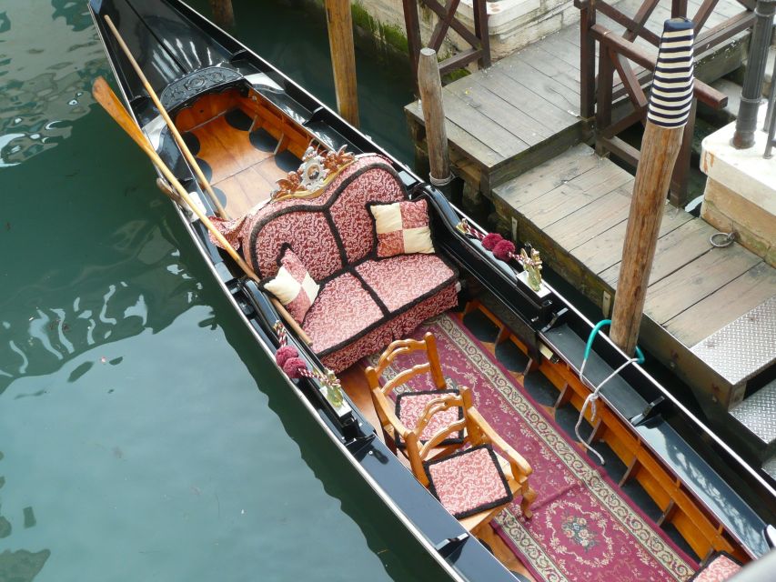 Venice: Private Gondola Tour - Upgrade Moment: The On-Board Accordion Serenade
