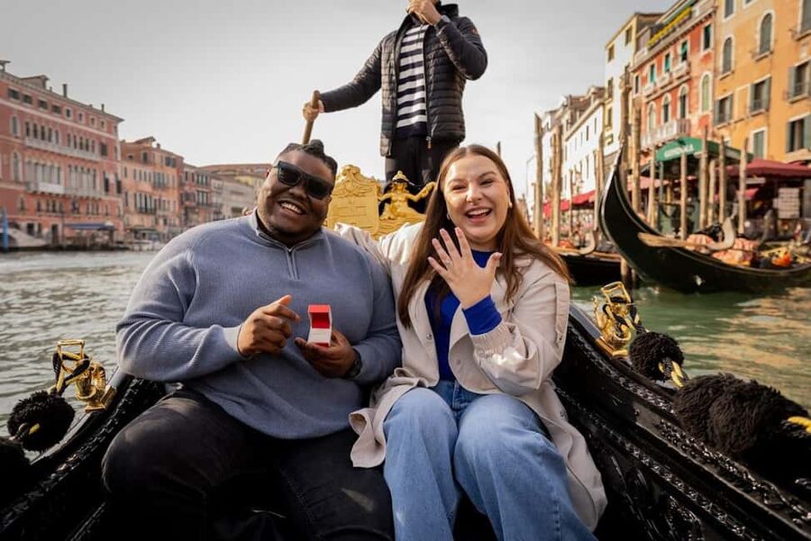 Venice: Private Photoshoot In Gondola - Where You’ll Meet: Ponte dei Baretteri Quick-Start Plan