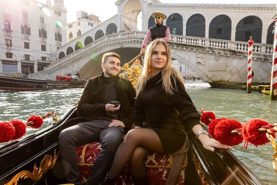 Venice: Private Photoshoot In Gondola - From a Romantic Canal to Rialto Bridge on the Grand Canal