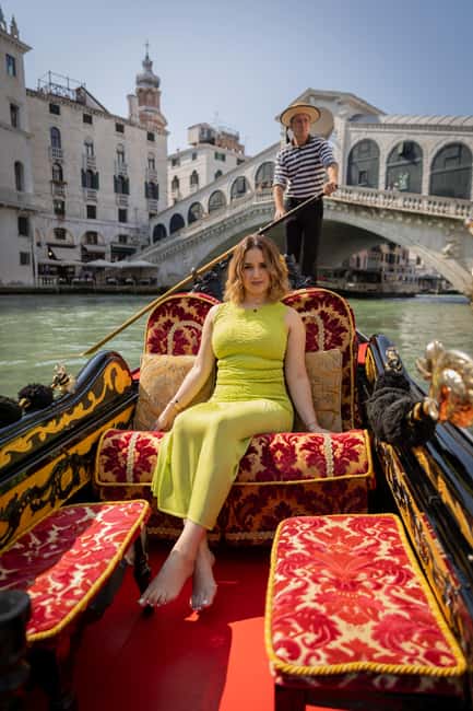 Venice: Private Photoshoot In Gondola - Posing Help That Actually Works (Even If You Hate Photos)