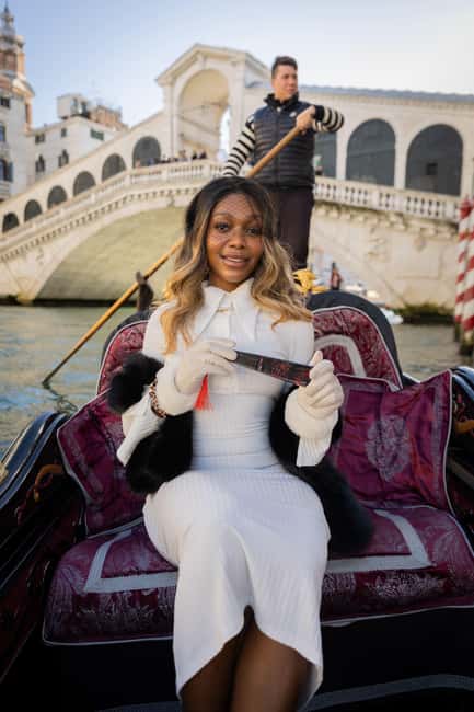 Venice: Private Photoshoot In Gondola - Edited Photo Count and Digital Delivery: Getting Value for Your Money