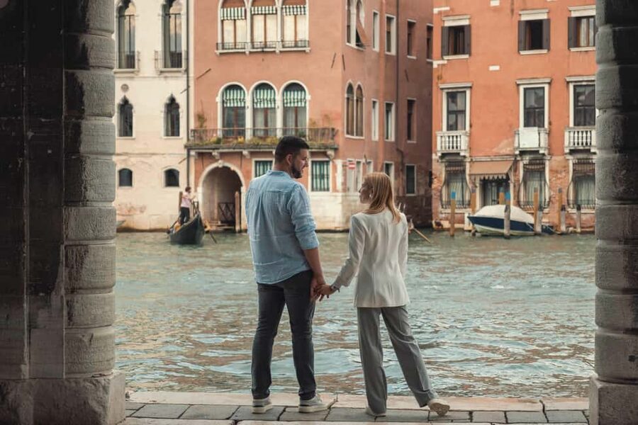 Venice: Private Professional Photoshoot - Rialto Bridge - Price and value: $96.29 for up to 6 people
