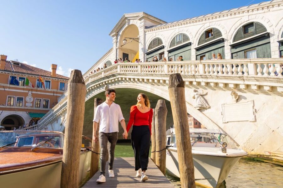 Venice: Professional Photoshoot at the Rialto Bridge - Why a Rialto Bridge Photoshoot Beats Selfies