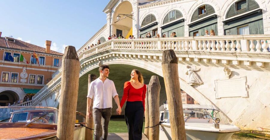 Venice: Professional Photoshoot at the Rialto Bridge - Where You Meet: Hard Rock Cafe Rock Shop Setup
