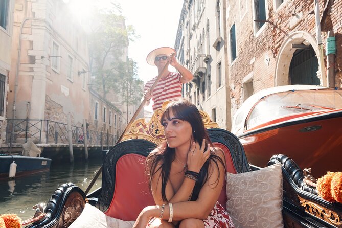 Venice Professional Photoshoot (up to 6 people included) - Stop 2: Palazzo Ducale vibes and that iconic bridge area