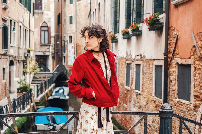 Venice Professional Photoshoot (up to 6 people included) - How the photographer makes you look good in real Venice streets