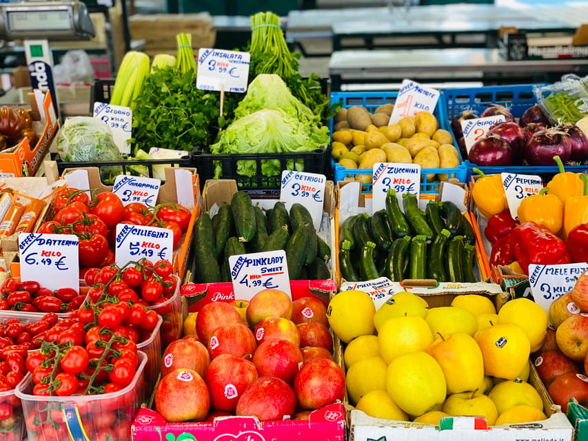 Venice: Rialto Area Street Food Tour and Sightseeing - The first snack stops: how cicchetti tasting works in real life