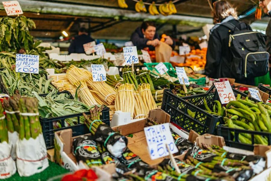 Venice: Rialto Market Food and Wine Lunchtime Tour - Getting started outside San Giacomo di Rialto