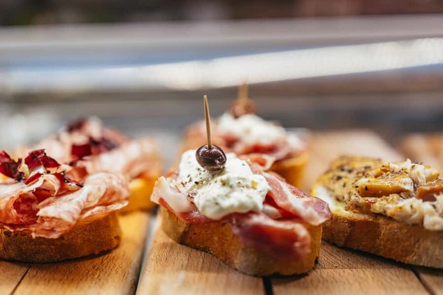 Venice: Rialto Market Food and Wine Lunchtime Tour - Wine pairings that make the tastings make sense