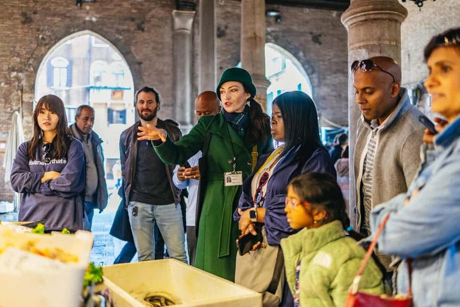 Venice: Rialto Market Food and Wine Lunchtime Tour - Meeting producers and innkeepers: the stories behind dinner