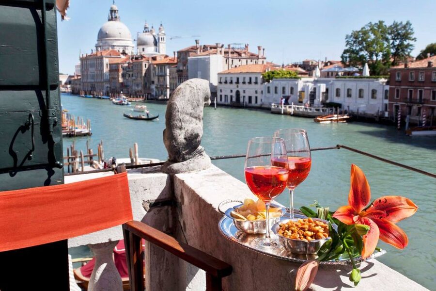 Venice: Romantic Palace Dinner and Private Gondola Ride - Arriving at Palazzetto Pisani: Dinner in a Venetian Palace Setting