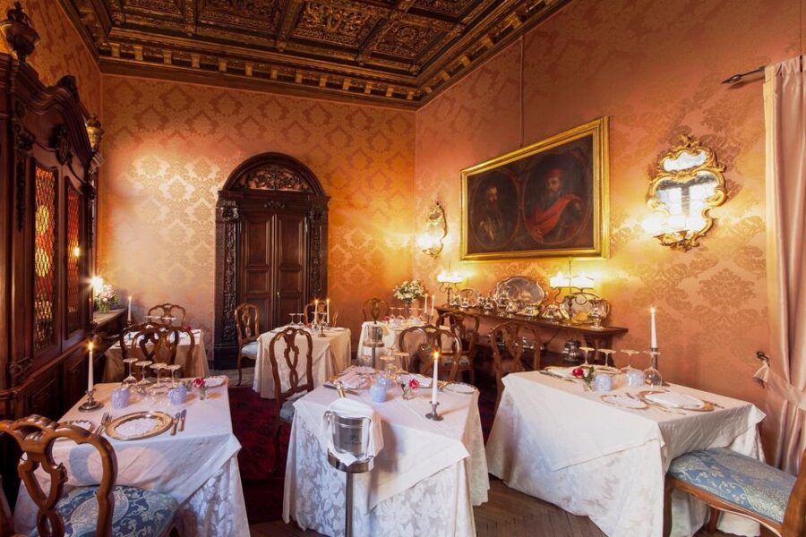 Venice: Romantic Palace Dinner and Private Gondola Ride - The 3-Course Palace Dinner at Pisanino (Fish or Meat + Wine)