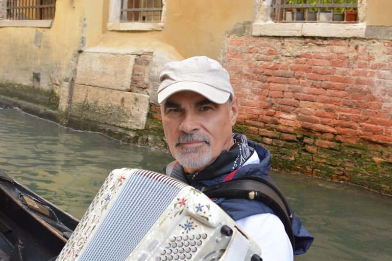 Venice: Romantic Shared Gondola Serenade on the Grand Canal - Who this shared gondola serenade is best for