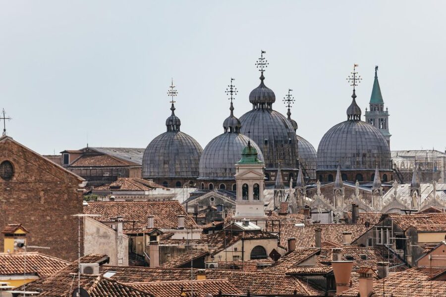 Venice: Rooftop Terraces Tour with Prosecco - Stop-by-Stop: Coffee Rooftop and the First Big Skyline View