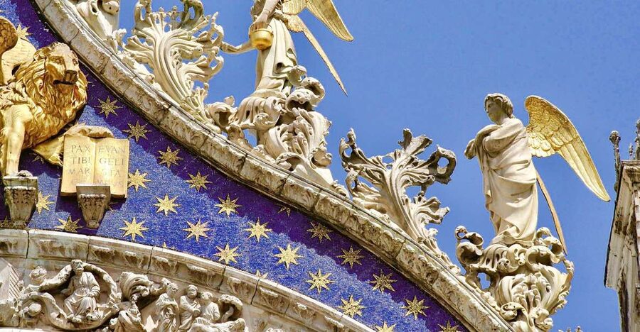 Venice: Saint Mark's Basilica Guided Tour - Entering the Golden Basilica: What the Guide Helps You Spot