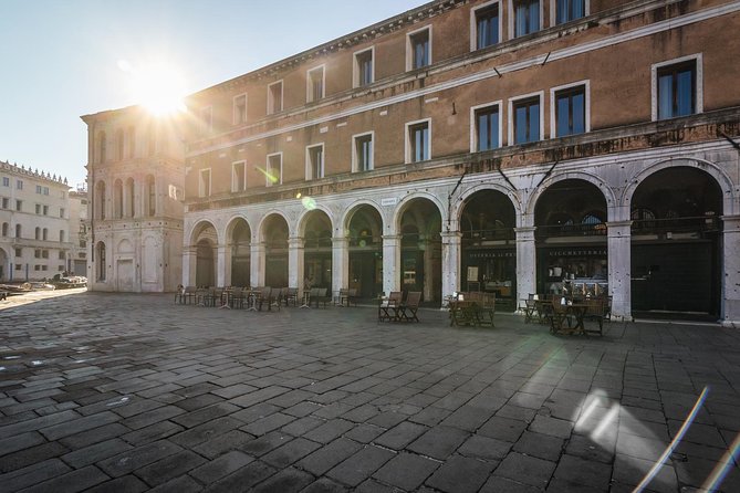 Venice: San Marco to Rialto Walking Tour & Spritz Like a Local - Rialto Bridge Without a Map: Where the Views Actually Work