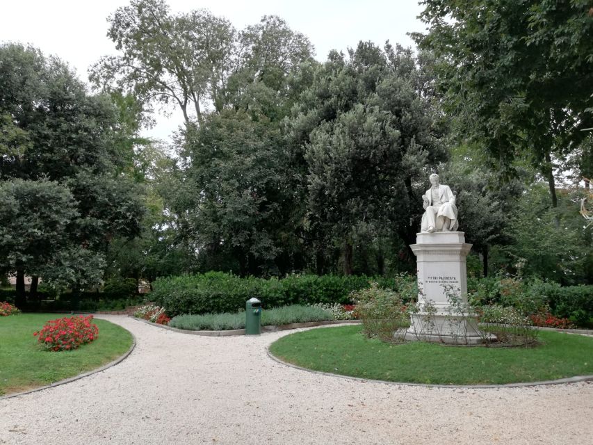 Venice: Secret City Gardens Walking Tour - Garden Stop 1: When the Smell Hits First
