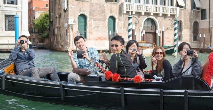 Venice: Shared Gondola Ride - Entering the gondola mindset: 30 minutes, not a whole afternoon