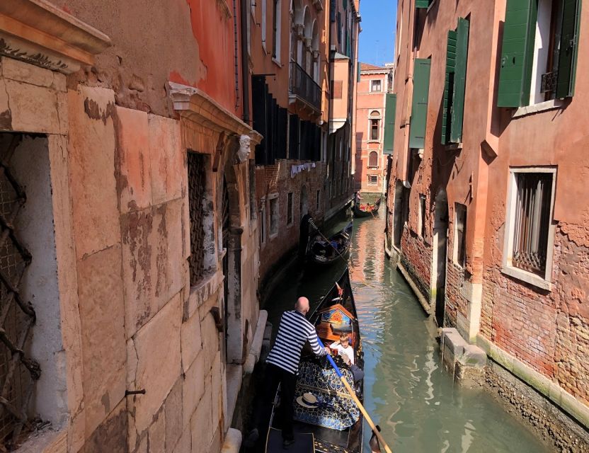 Venice: Shared Gondola Ride - Shared gondola reality: how the group can affect the calm