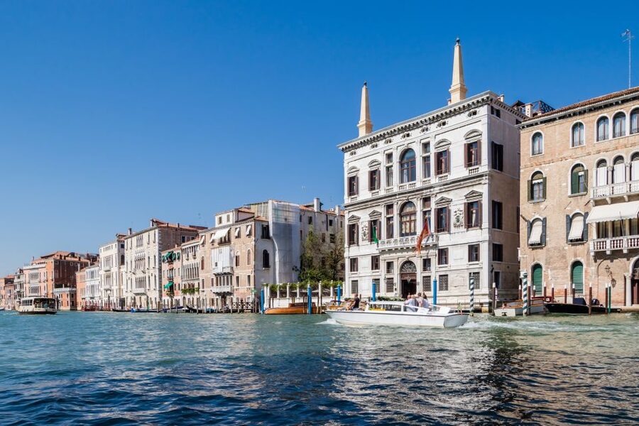Venice: Shared Gondola Ride Across the Grand Canal - The gondolier vibe: professional steering, varying interaction