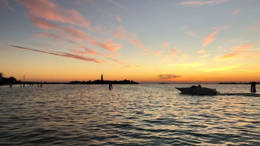 Venice: Shared Gondola Ride at Sunset - Gondolier style: what interaction can look like