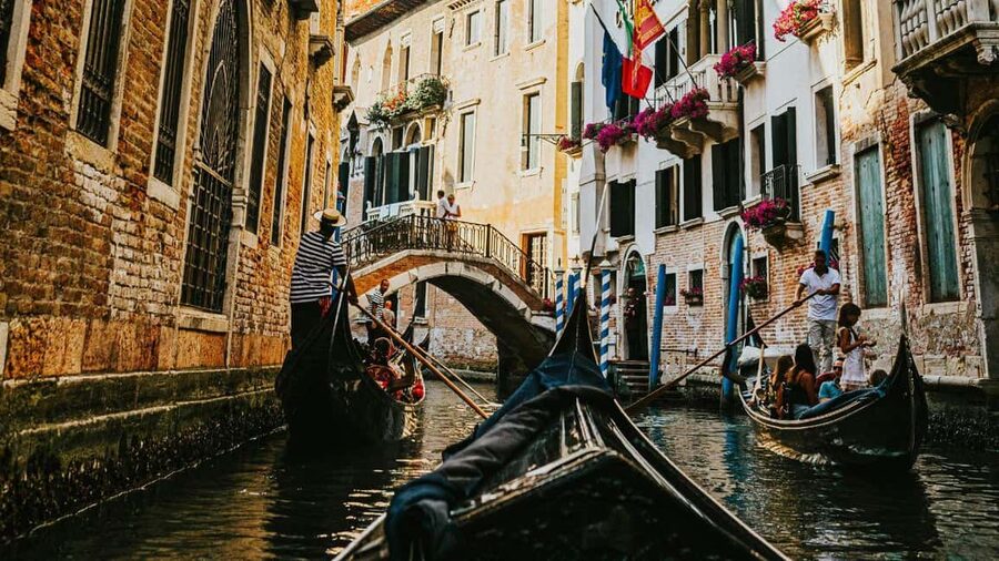 Venice: Shared Gondola Ride at Sunset - TU.RI.VE. meeting point: how to avoid the first stress