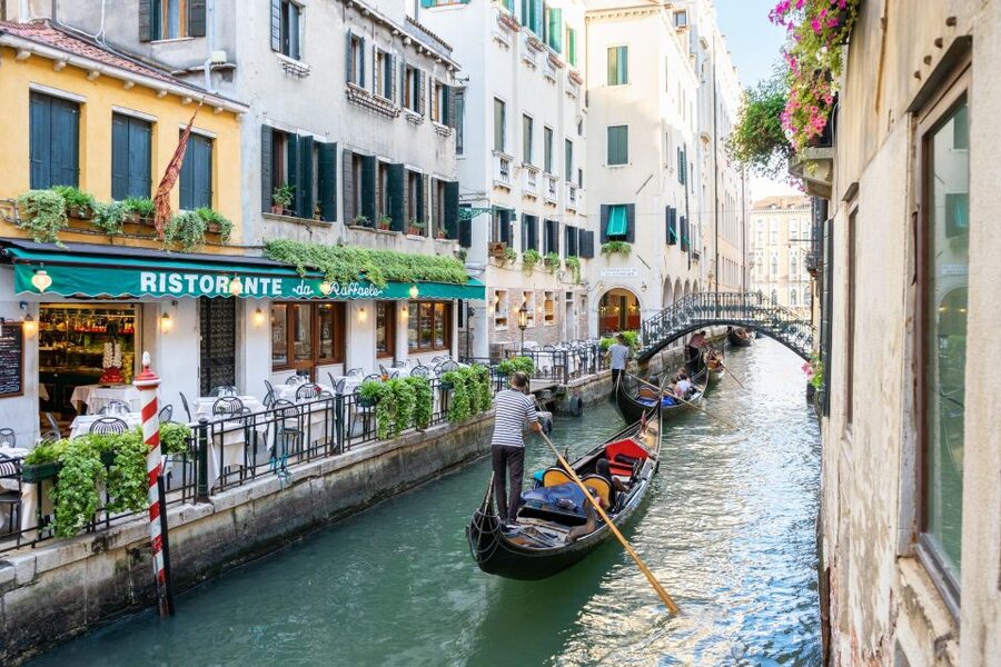 Venice: Shared Gondola Ride through the Lagoon City - Meeting Point Reality: Finding TU.RI.VE Without Stress