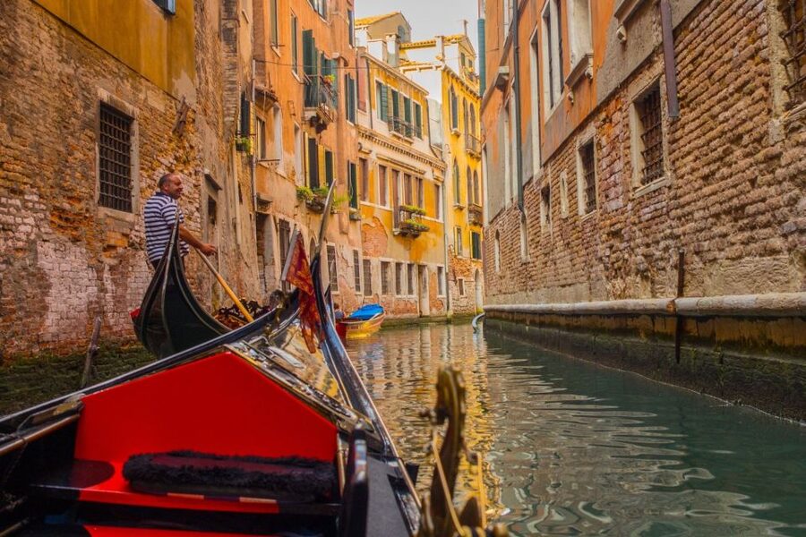 Venice: Shared Gondola Tour - The Role of the English Host/Greeter (and Where It Ends)