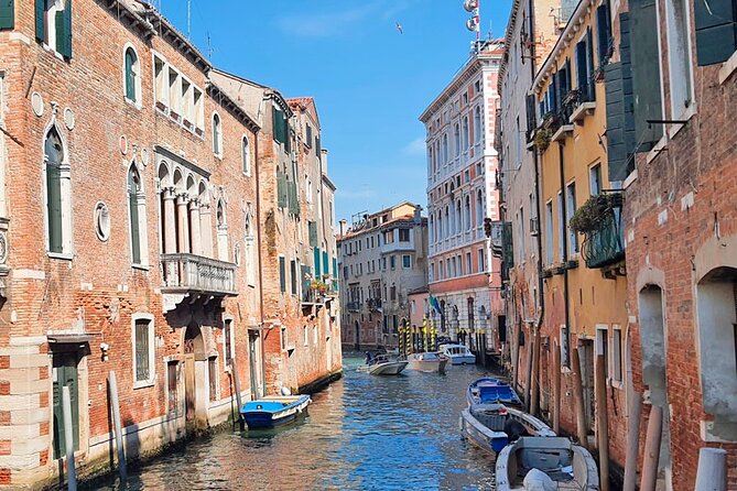Venice Sightseeing Small Group Walking Tour with a Local Guide - Ponte di Rialto: The Famous Bridge and the Life Around It
