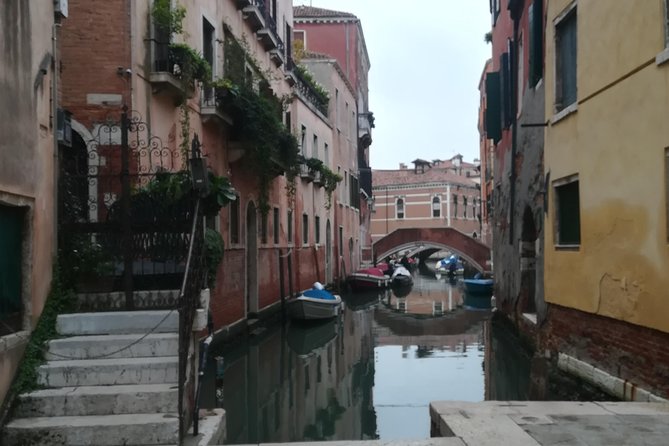 Venice Sightseeing Walking Tour with a Local Expert - The first camp stop: a square that sets the tone