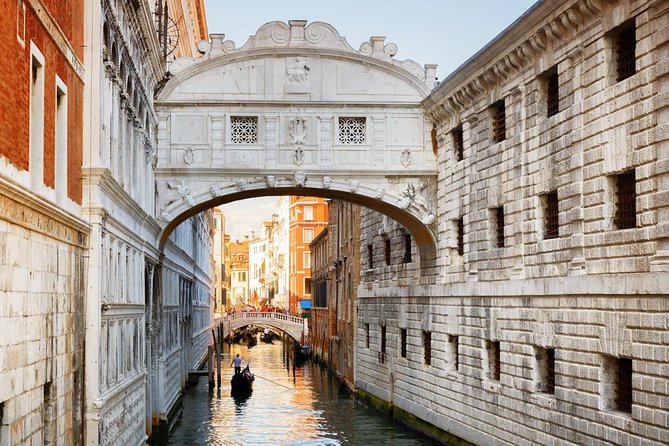 Venice Small Group Walking Tour with St. Mark's Basilica Terrace - Stop 2: Ponte di Rialto, Up Close to the Grand Canal