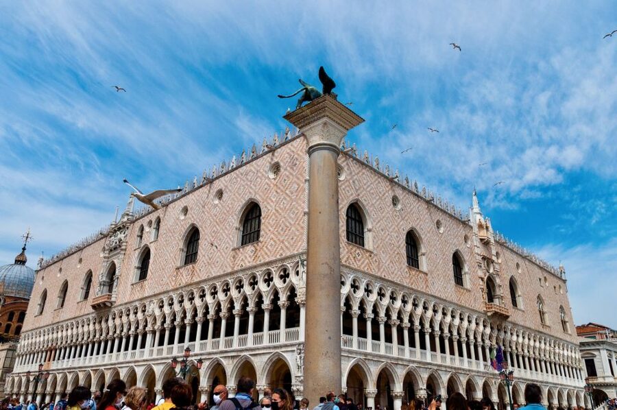 Venice: St Mark's Basilica, Doge's Palace, and Gondola Ride - Timing by season: what changes in April–October vs November–March