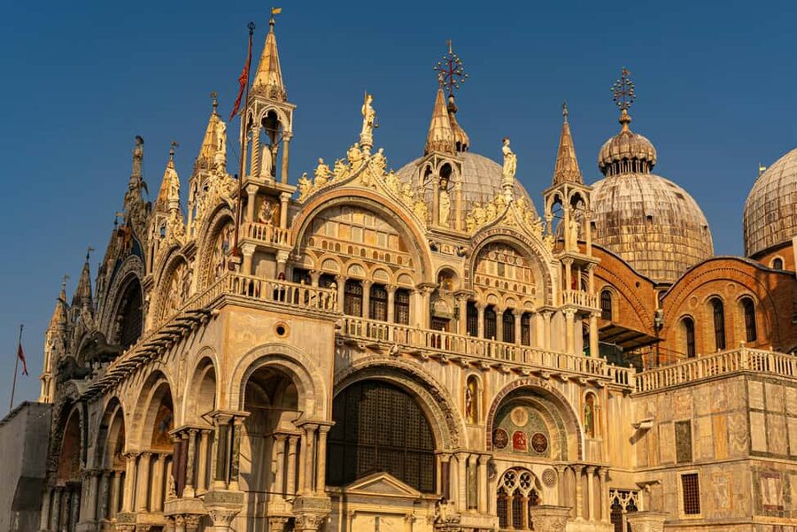 Venice: St Mark's Basilica Entry Ticket with Audio Guide App - Using the audio app: headphones, internet, and battery reality