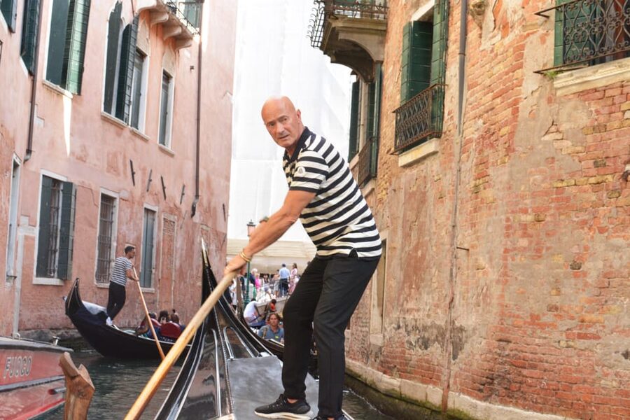 Venice: St Mark’s, Rialto & Instagrammable Gems Walking Tour - Palazzo Tetta and Palazzo Soranzo Van Axel: canal-side architecture with drama