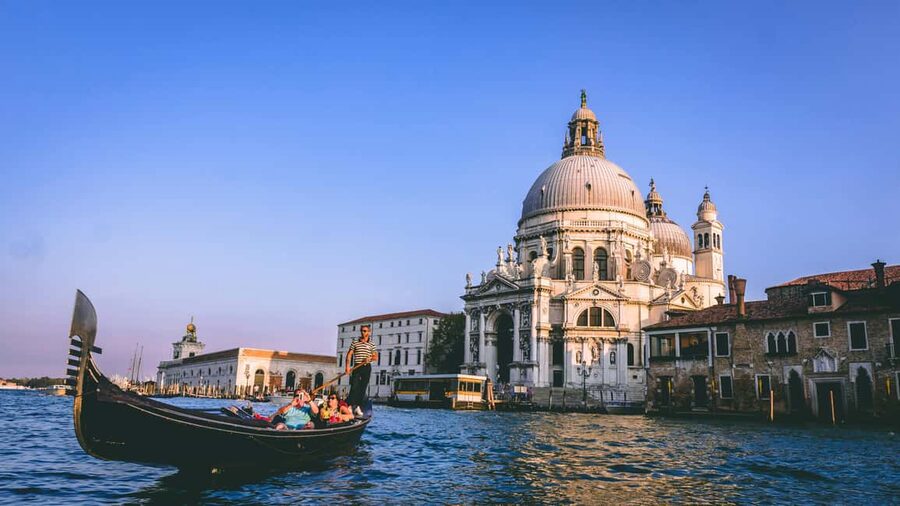 Venice: St. Mark’s Walking Tour & Gondola Traghetto Crossing - Enter St. Mark’s with a short guided setup (then freedom)