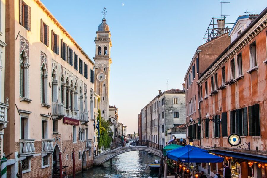 Venice: Sunset Cruise by Typical Venetian Boat - The sunset itself: what to expect from the light and the water